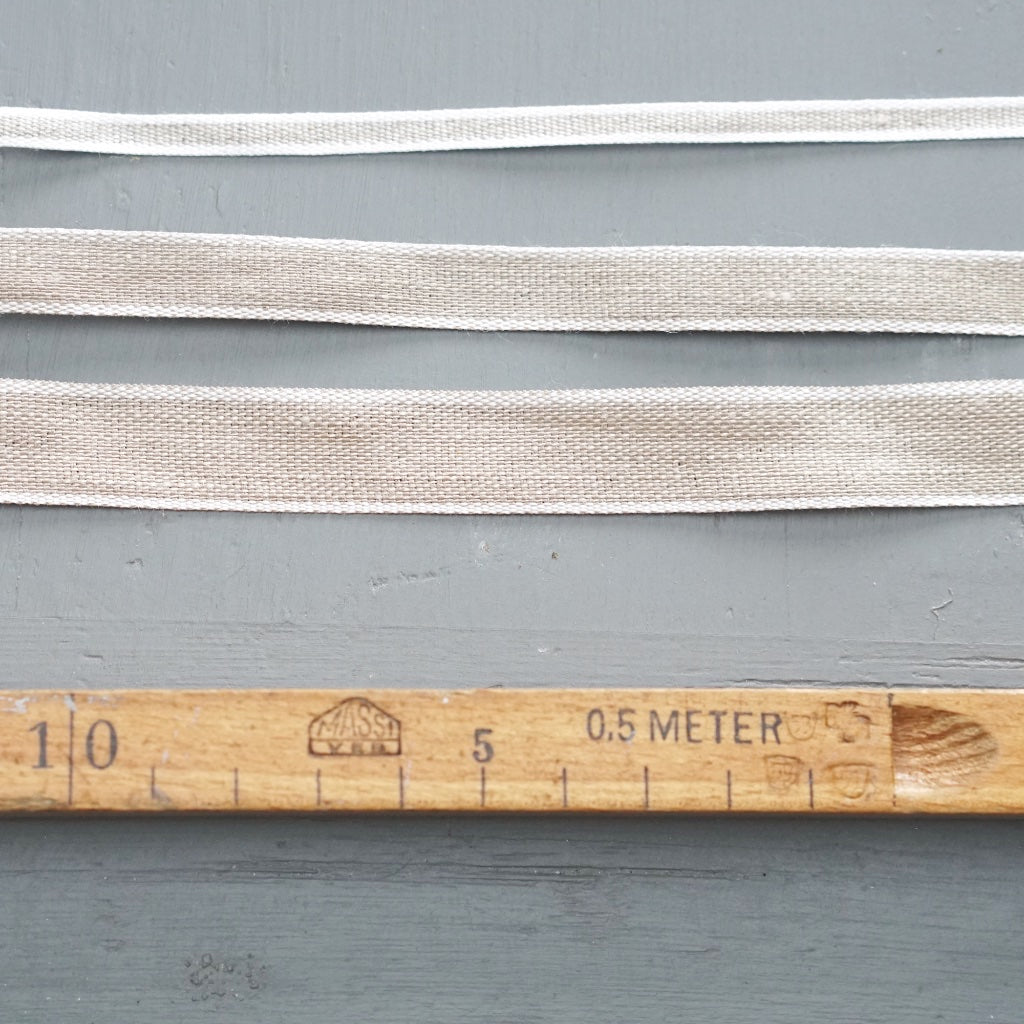 Band_Uni_mit_weissem_Rand_Leinen_Spegels_Mys-Shop