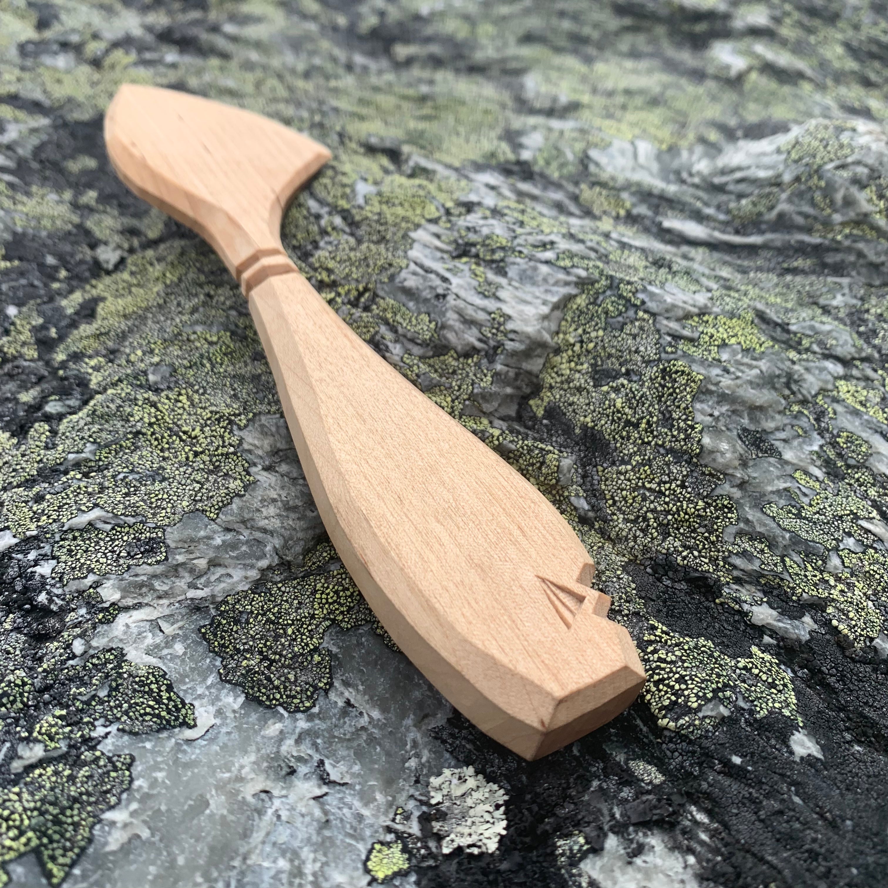 Buttermesser auf Stein im Fjäll mit Blick auf das Dekor am Stiel