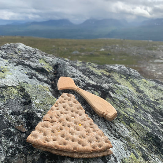 Buttermesser und Knäckebrot auf Felsen mit Lapporten im Hintergrund
