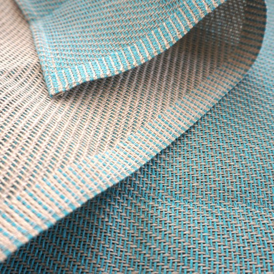 Detail der Kante Badteppich türkis aus Leinen