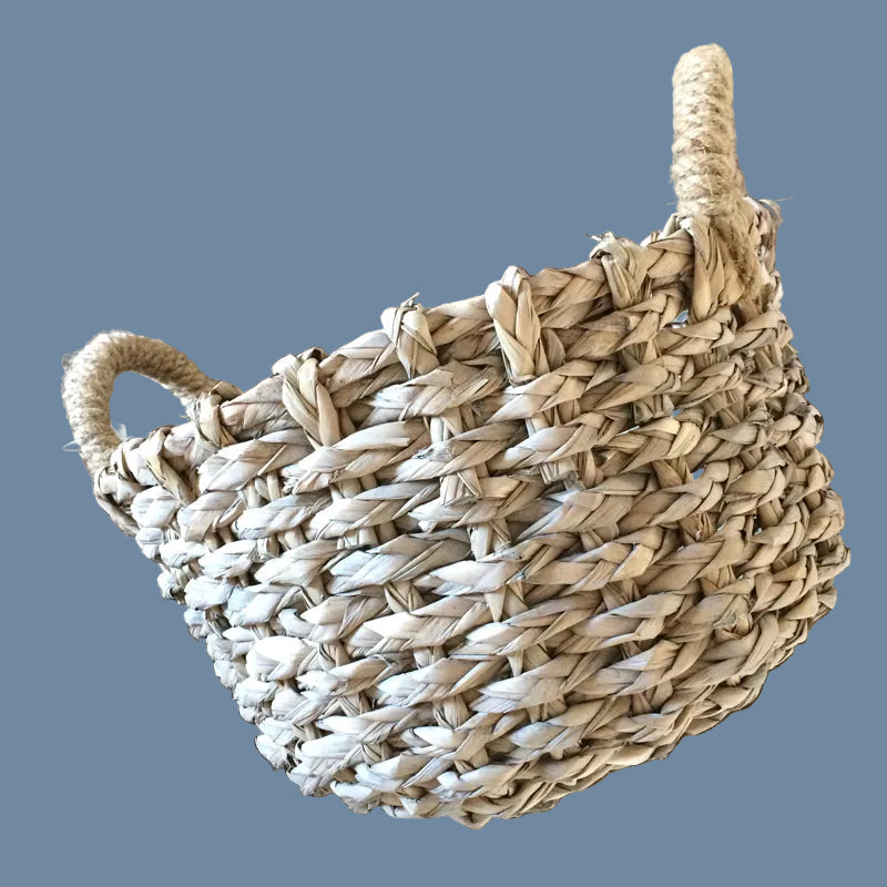 großer Korb aus Sisal vor mysblauem Hintergrund