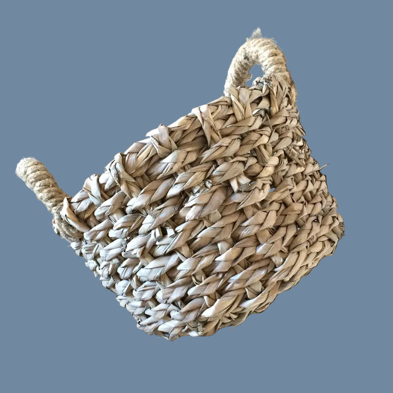 mittlerer Korb aus Sisal vor mysblauem Hintergrund