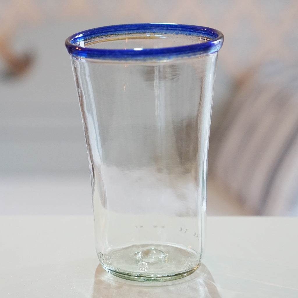 Trinkglas True olours mit dunkelblauem Rand