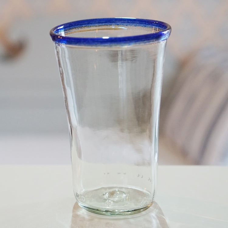 Trinkglas True olours mit dunkelblauem Rand