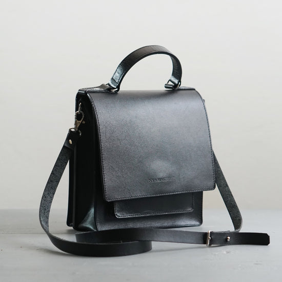 Handtasche_Stora_Syster_Leder_schwarz_vorn_Nya_Makeriet_Mys_Shop
