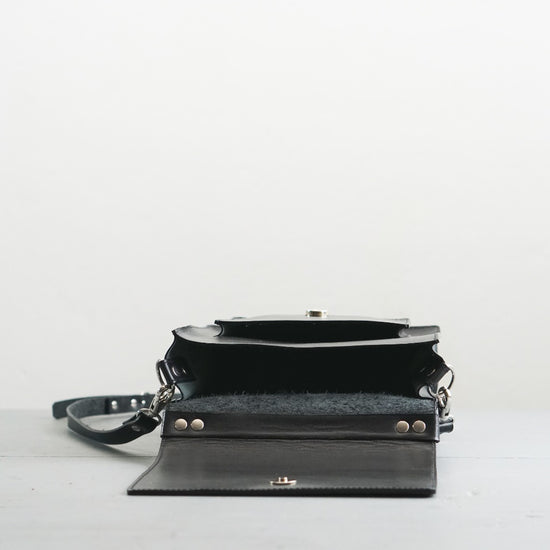 Handtasche_Stora_Syster_Leder_schwarz_innen_Nya_Makeriet_Mys_Shop