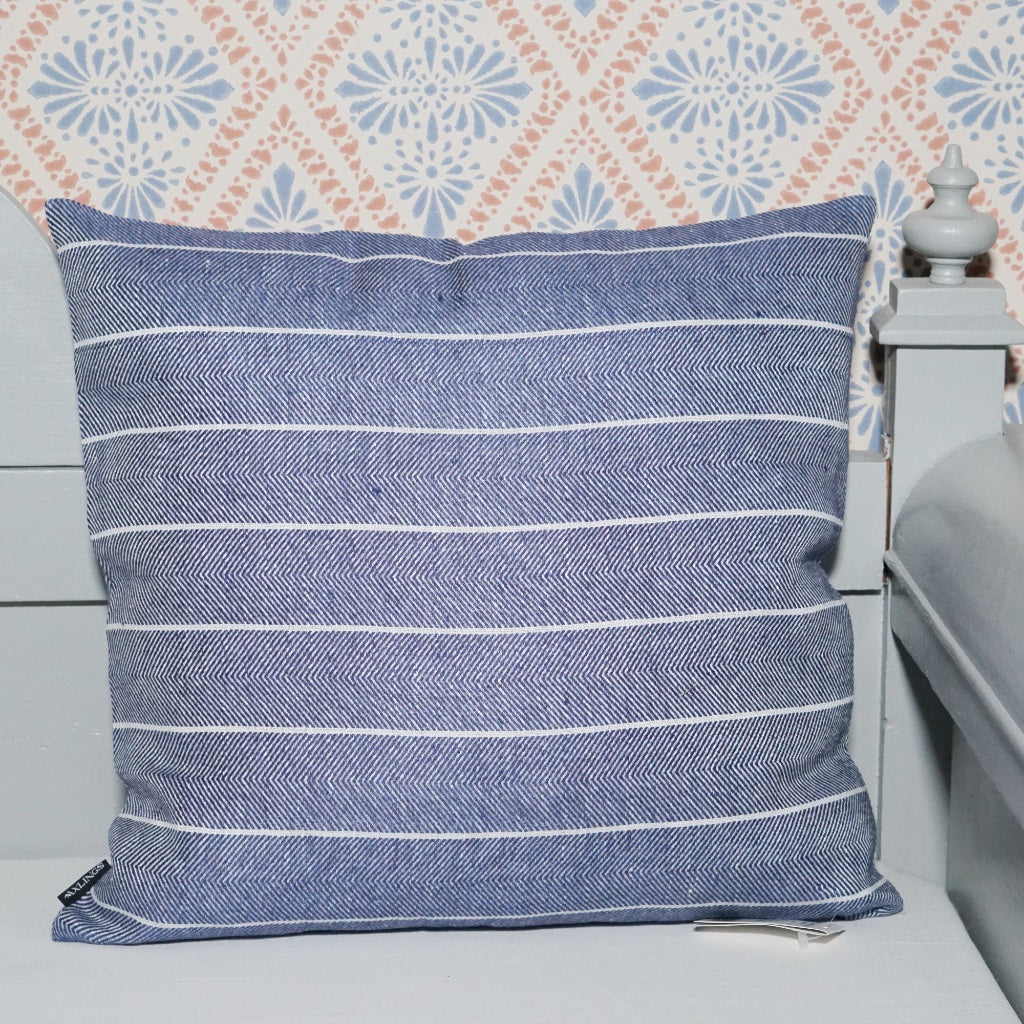 Kissenbezug Fischgrät aus Leinen blau auf Küchensofa