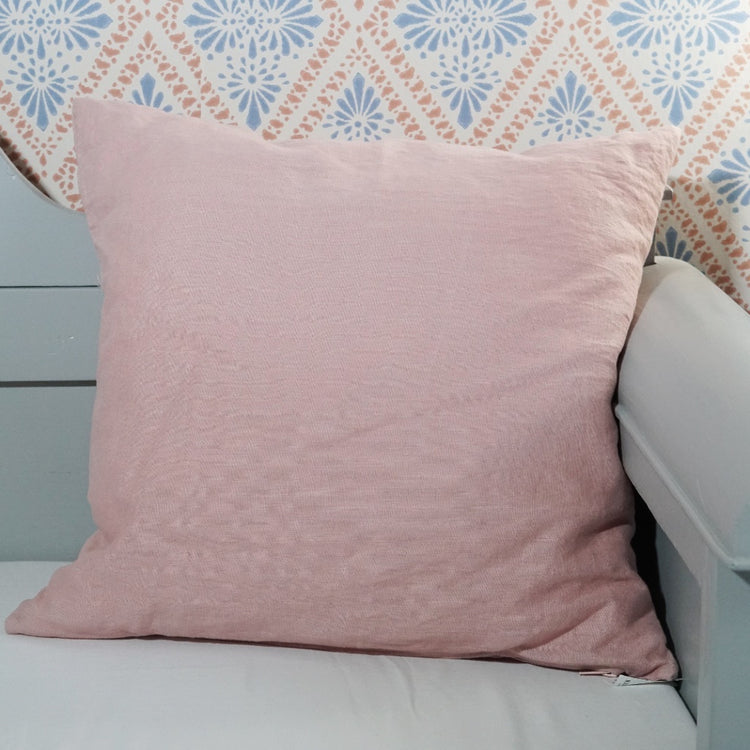 Kissenbezug Linn aus Leinen rose auf Küchensofa