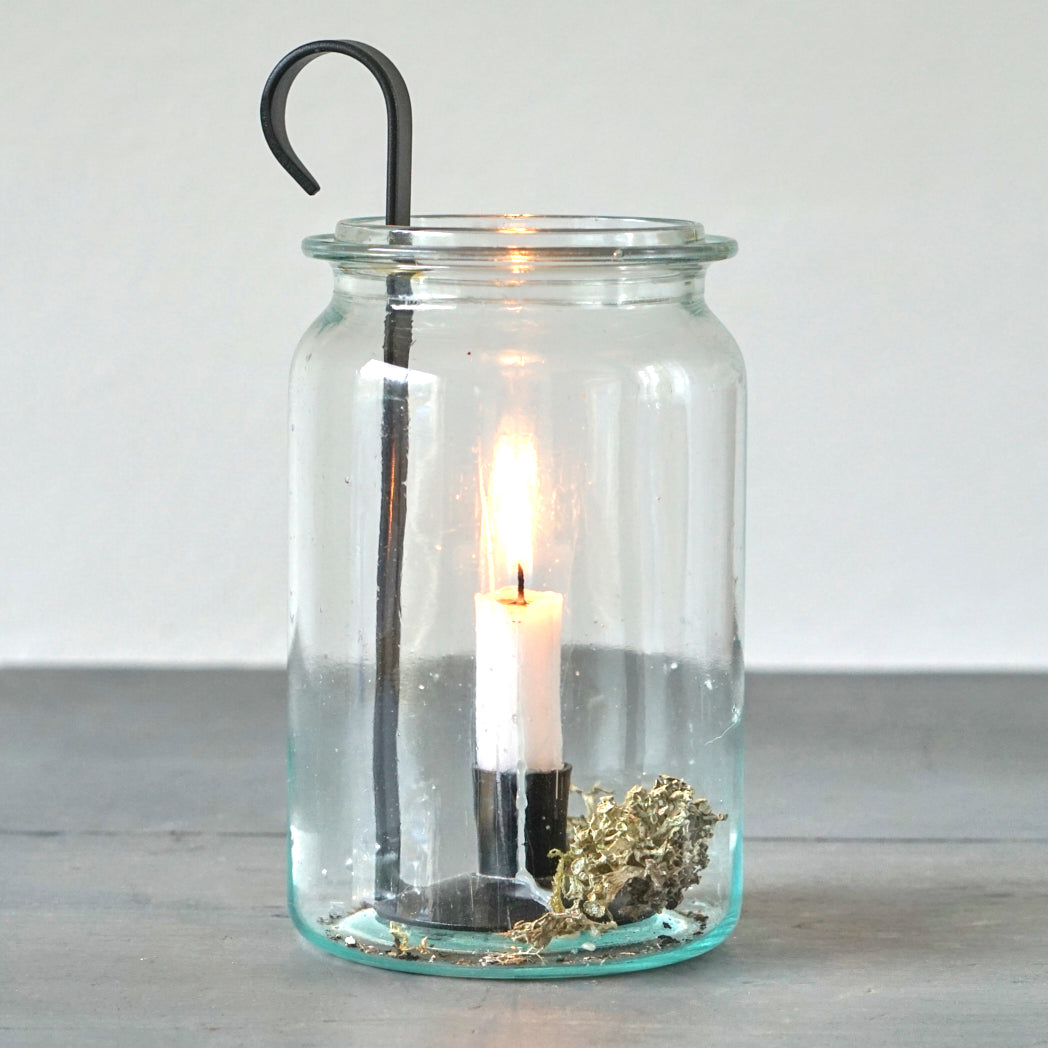 Kerzenständer Lykta aus Metall in Glas mit Kerze und Moos