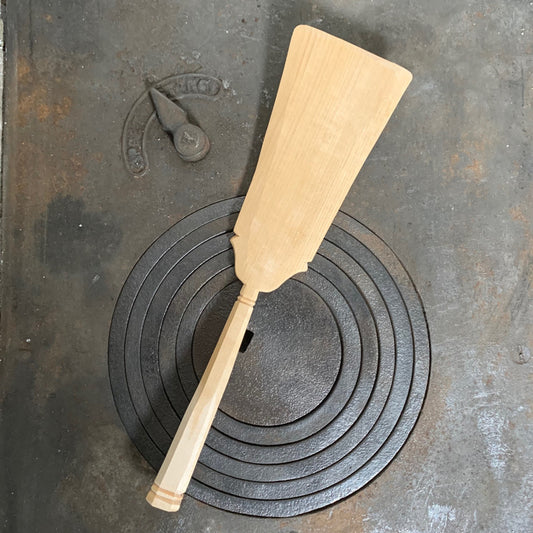 Handwerk aus Schweden, Pfannenwender aus Birkenholz handgeschnitzt auf altem Küchenherd liegend 