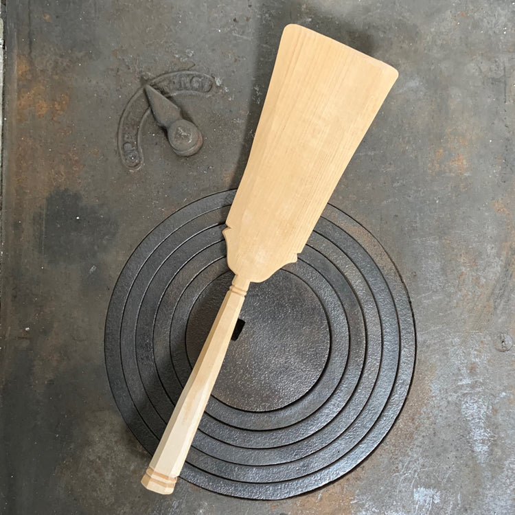 Handwerk aus Schweden, Pfannenwender aus Birkenholz handgeschnitzt auf altem Küchenherd liegend 