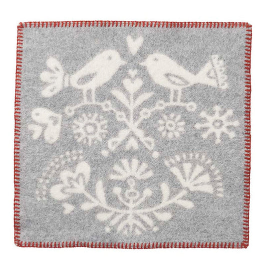 Outdoor Sitzkissen aus Lammwolle Joy grau mit rotem Langettenstich vor weißem Hintergrund