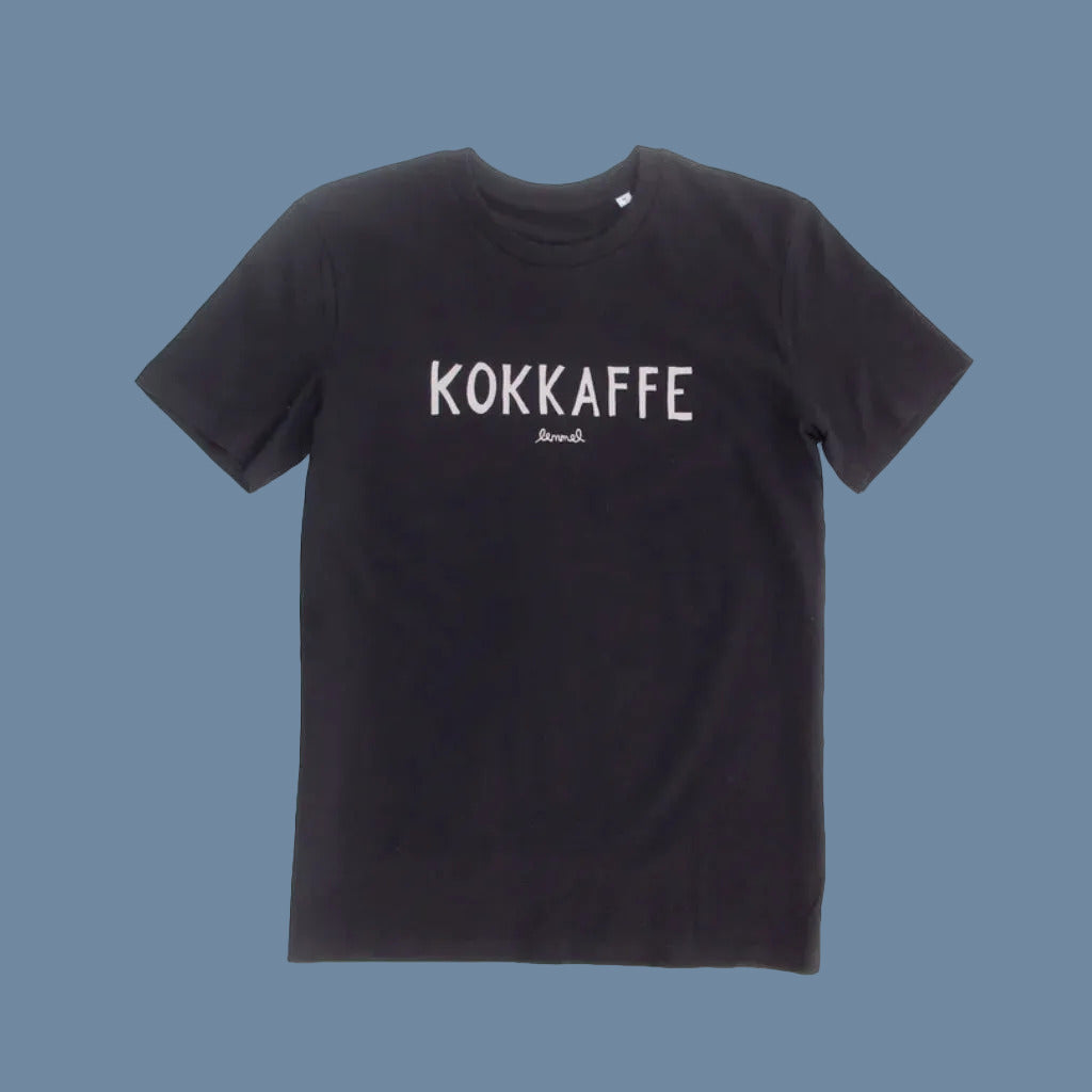 T-Shirt mit weißer Aufschrift Kokkaffe schwarz von Lemmel vor mysblauem Hintergrund