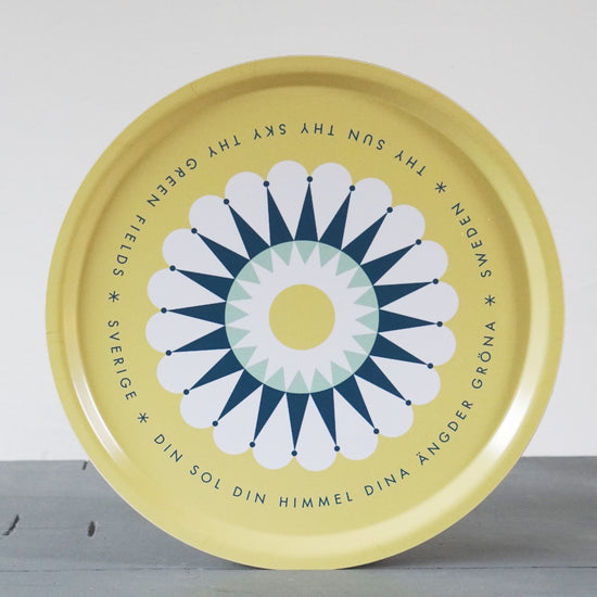 Rundes Tablett aus gepresstem Holz mit Motiv Sverige in gelb von David Linder erhältlich bei MYS