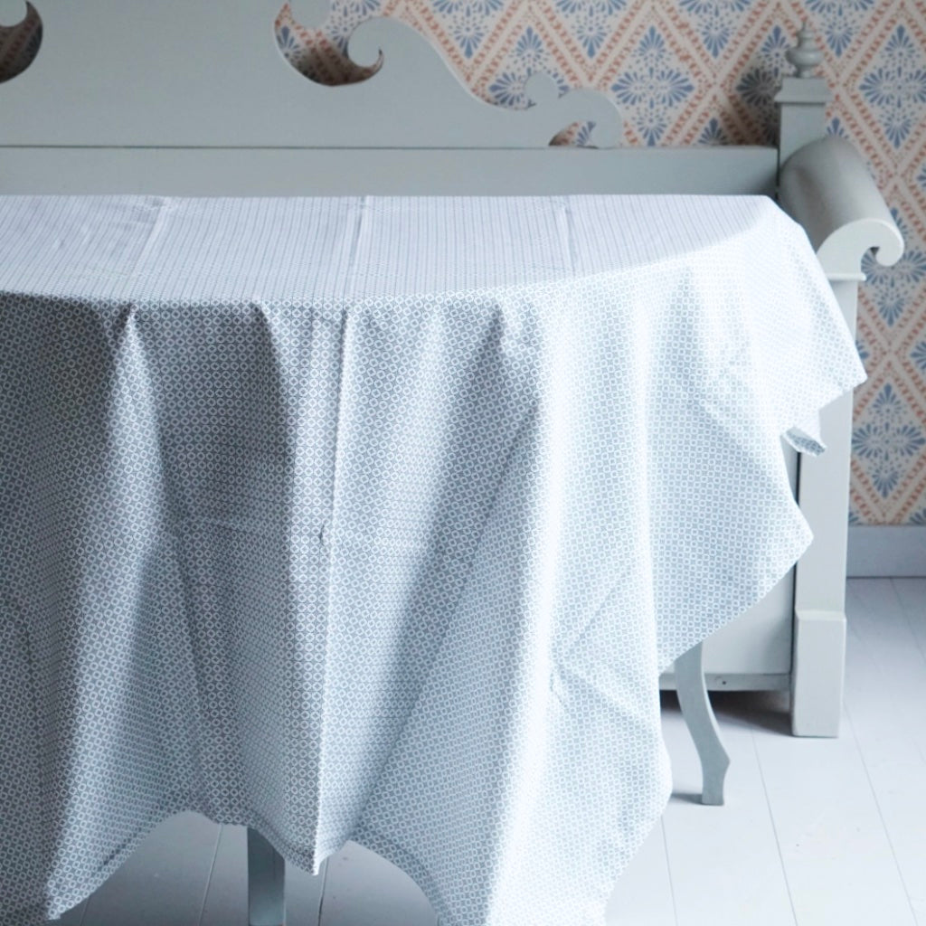 Tischdecke Destiny aus Baumwolle blau auf Tisch vor schwedischem Küchensofa