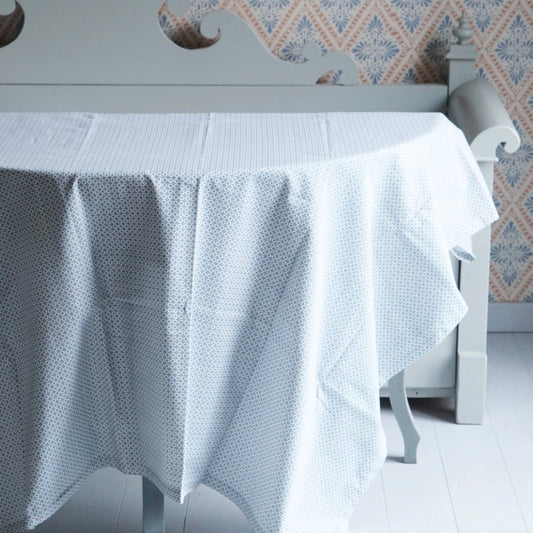 Tischdecke Destiny aus Baumwolle blau auf Tisch vor schwedischem Küchensofa