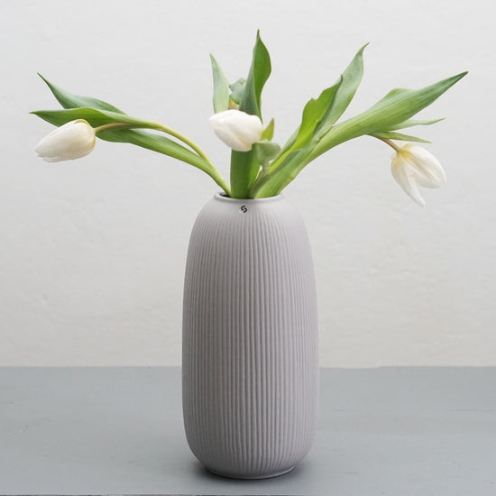 Vase_Aby_grau_Tulpen_weiss_Storefactory_Mys-Shop