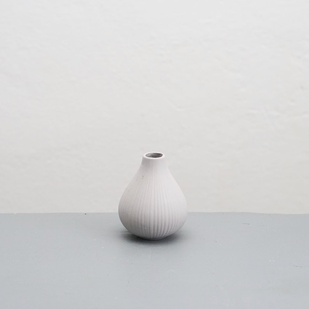 Vase Ekenäs aus Keramik in grau stehnd auf Tisch