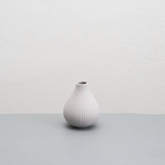 Vase Ekenäs aus Keramik in grau stehnd auf Tisch