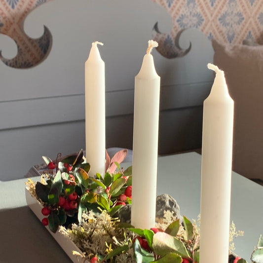 Kerzenhalter aus weißem Metall für vier Kerzen von Spegels erhältlich bei mys