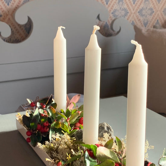 Kerzenhalter aus weißem Metall für vier Kerzen von Spegels erhältlich bei mys