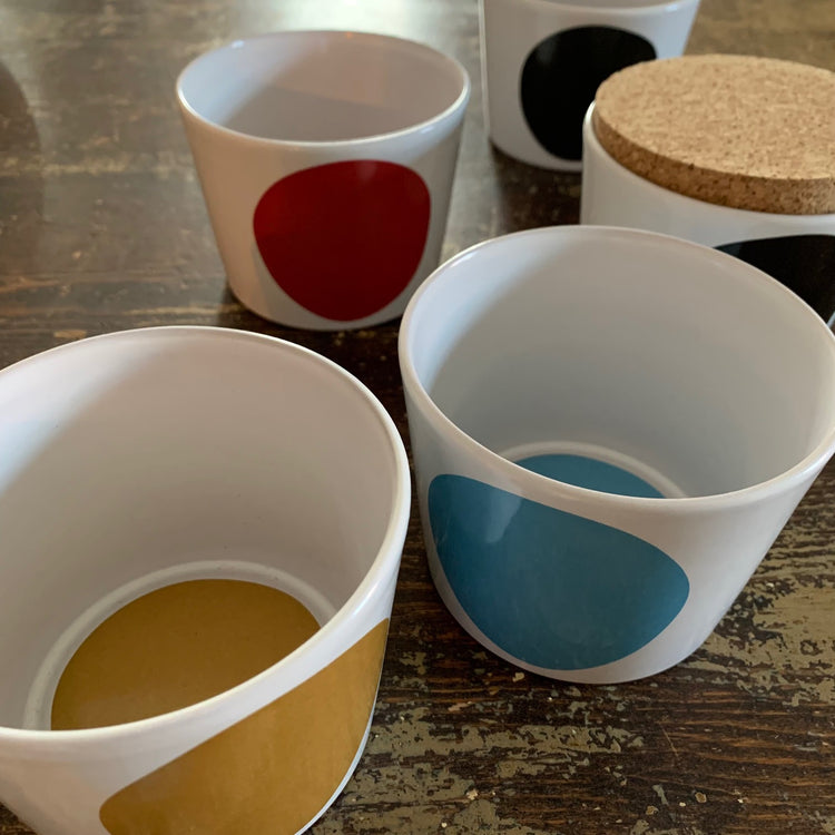 Becher aus Keramik mit Punkt von Lena Larsson erhältlich im Mys-Shop