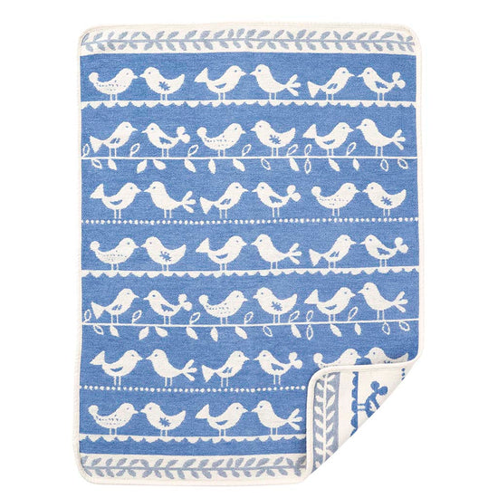 Babydecke aus Baumwollchenille mit Muster Birds in blau von Klippan Yllefabrik erhältlich im Mys Shop